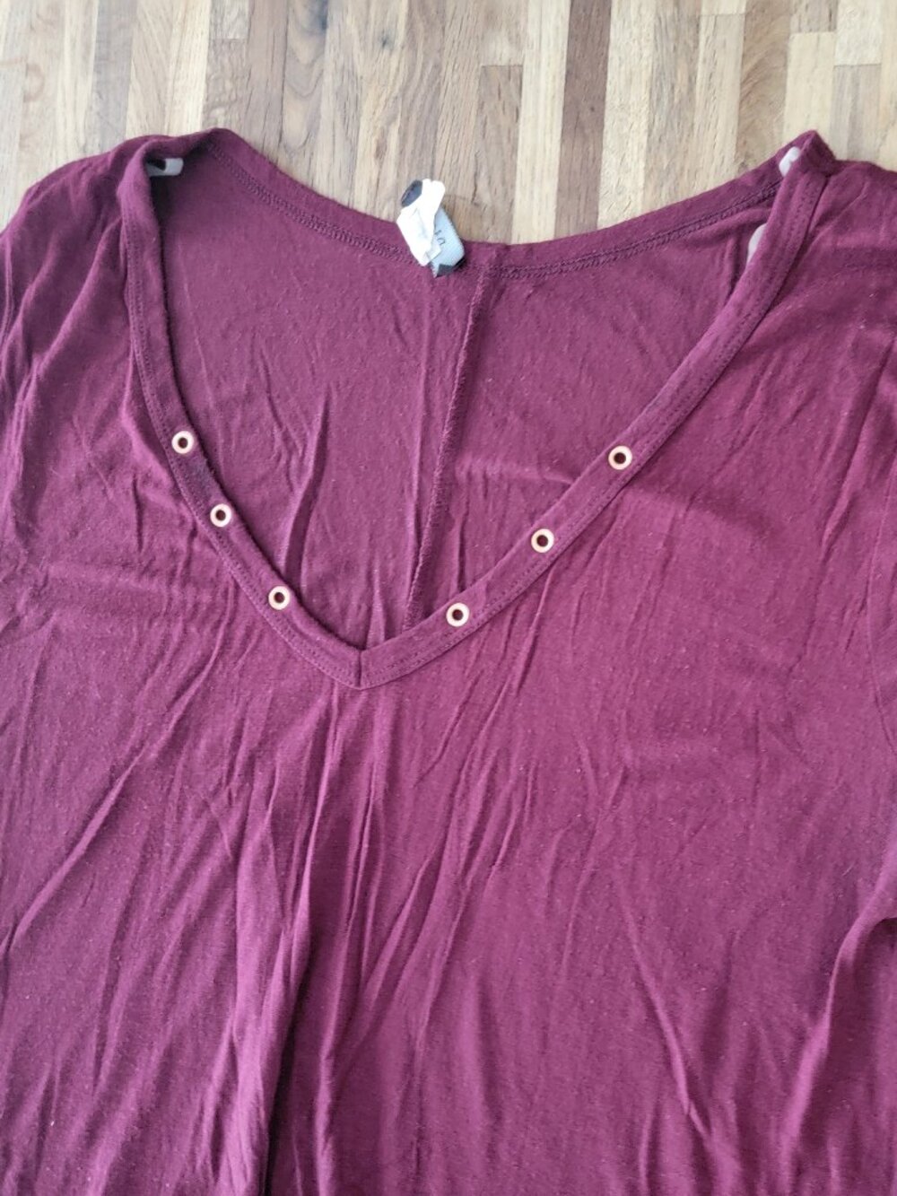 Dice V Neck w Grommets Shark Bite Hem Tunic Top Short Sleeve Wine Red/Maroon - Picture 2 of 8